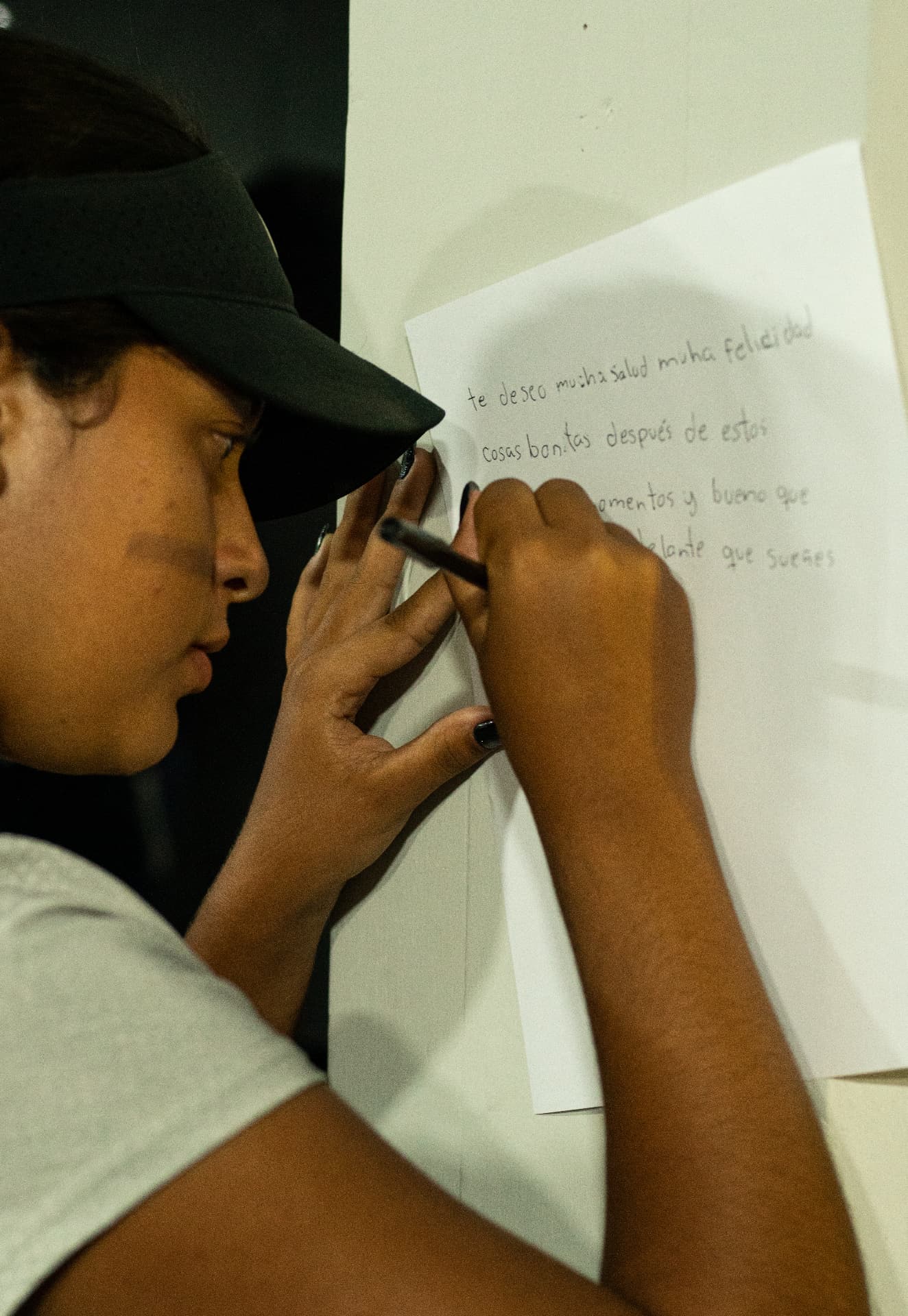 Jugadora escribiendo un mensaje de apoyo