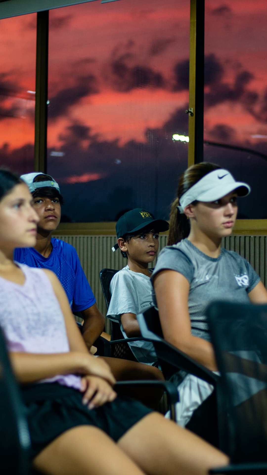 Jóvenes jugadores atentos durante la charla al atardecer