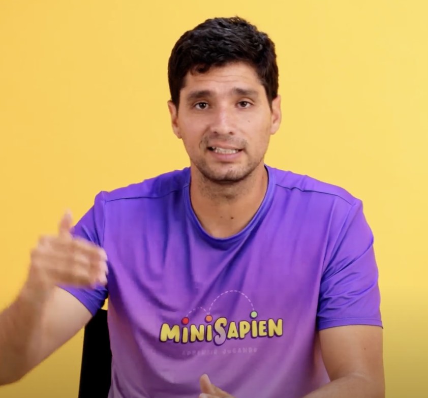 Coach de TenniSapien con franela MiniSapien explicando la metodología en el curso gratuito de TenniSapien Academy