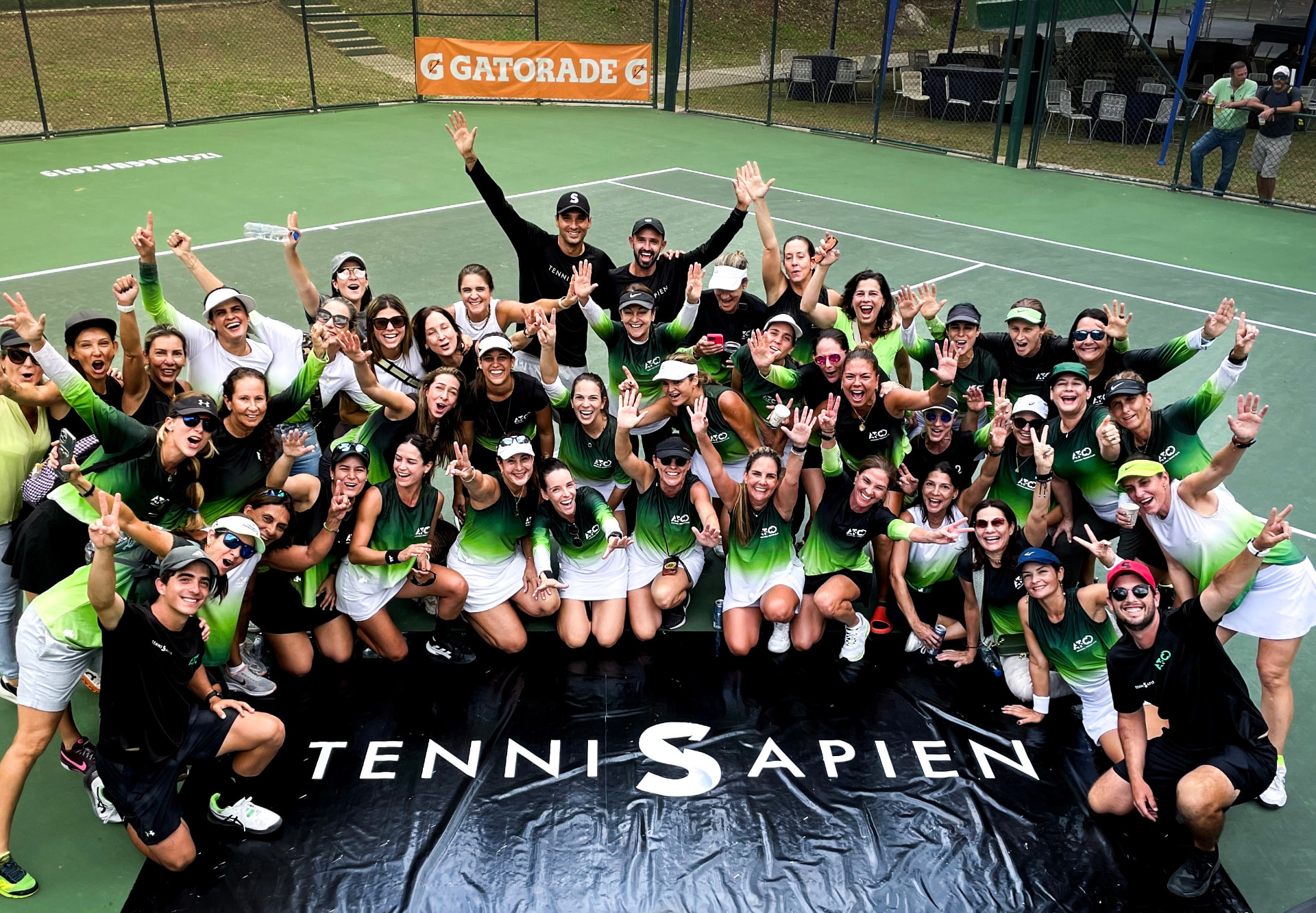 Equipo y comunidad TenniSapien reunidos en una cancha de tenis
