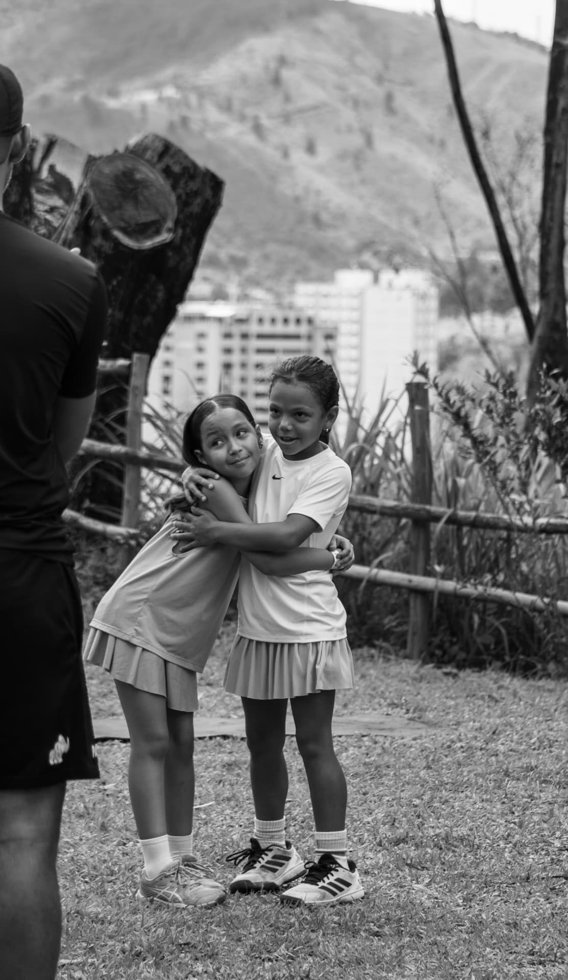 Dos niñas abrazadas durante el festival de tenis