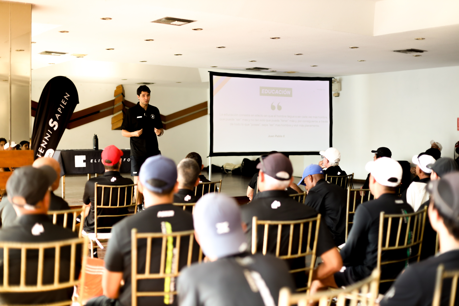David Souto, Director de TenniSapien, durante una jornada de capacitación interna con el equipo técnico.